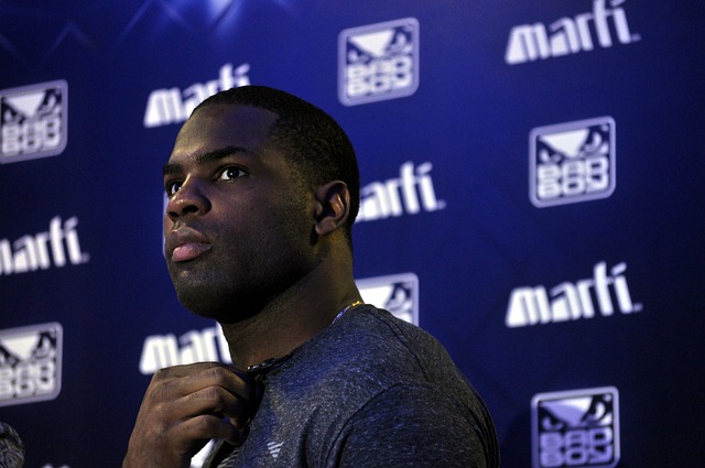 太阳散伙前兆?杜兰特冷观队友冲突鼓掌谈笑:我跟人冲突谁来帮我?.